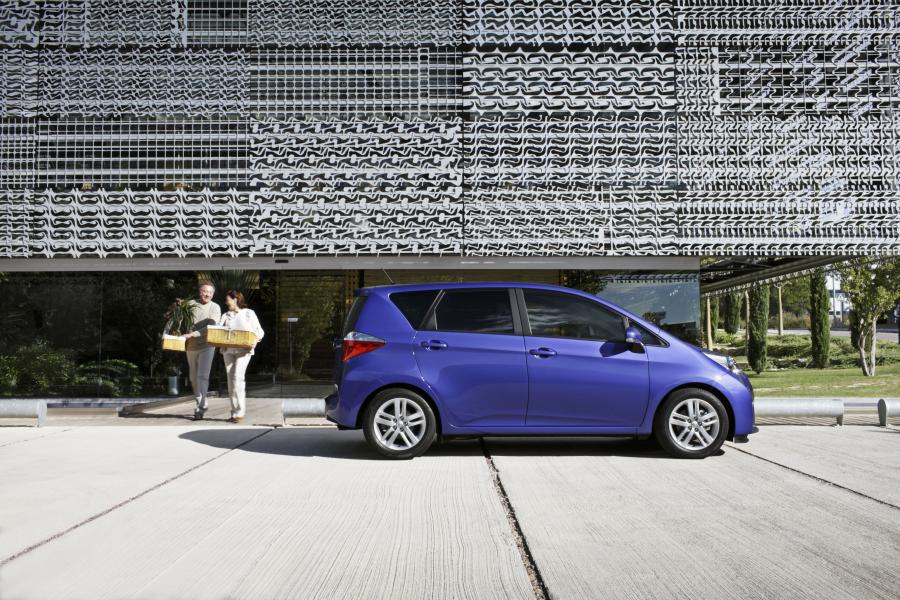  Toyota Verso-S 2010 года  (фото 57 из 109)